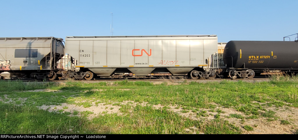 CN 114203